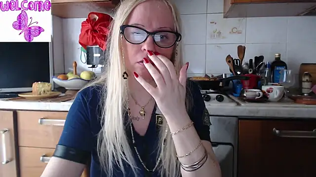 Snapshot of martachatte chatting on March 10, 3:30 pm martachatte online show from March 10, 3:30 pm