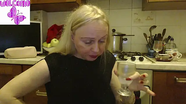 Snapshot of martachatte chatting on March 13, 6:56 pm martachatte online show from March 13, 6:56 pm