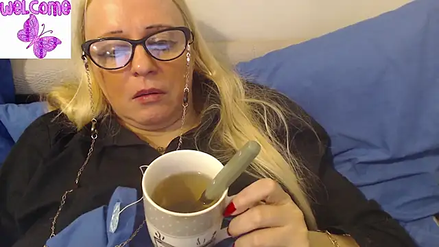 Snapshot of martachatte chatting on March 15, 1:52 am martachatte online show from March 15, 1:52 am