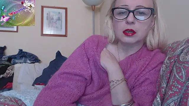 Snapshot of martachatte chatting on October 2, 9:05 am martachatte online show from October 2, 9:05 am