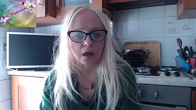 Snapshot of martachatte chatting on October 8, 8:56 am martachatte online show from October 8, 8:56 am