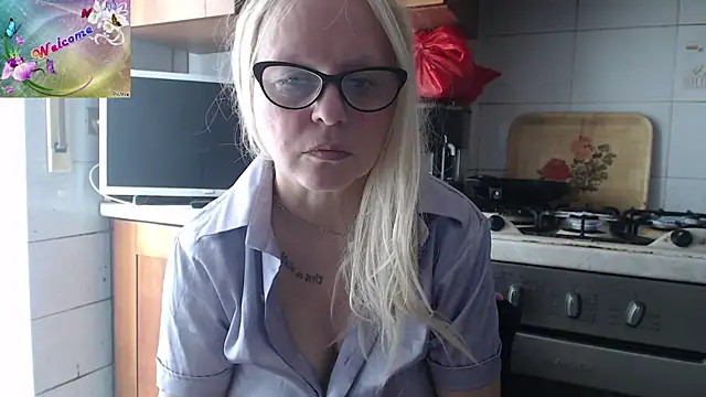 Snapshot of martachatte chatting on November 2, 9:44 am martachatte online show from November 2, 9:44 am