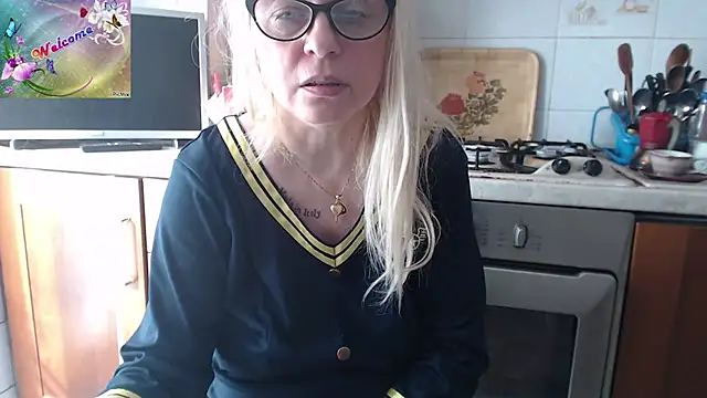 Snapshot of martachatte chatting on November 8, 9:42 am martachatte online show from November 8, 9:42 am