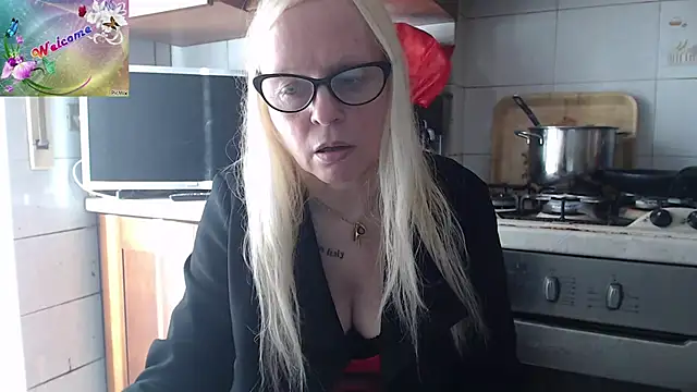 Snapshot of martachatte chatting on November 10, 9:08 am martachatte online show from November 10, 9:08 am