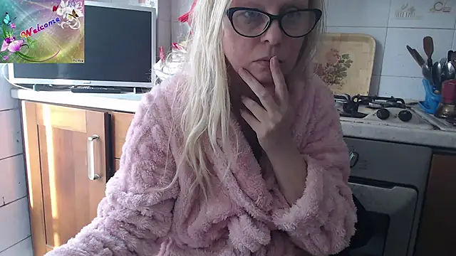 Snapshot of martachatte chatting on December 1, 8:41 am martachatte online show from December 1, 8:41 am