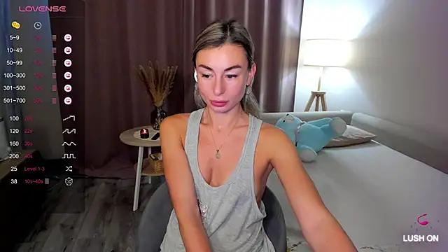 Snapshot of DannaEvan chatting on December 5, 3:37 am DannaEvan online show from December 5, 3:37 am