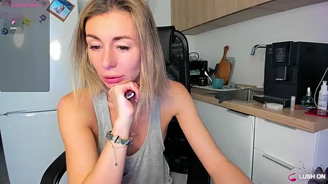 Snapshot of DannaEvan chatting on September 27, 2:16 am DannaEvan online show from September 27, 2:16 am