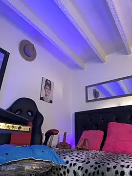 Snapshot of lonely_shewolf chatting on November 19, 7:36 pm lonely shewolf online show from November 19, 7:36 pm