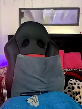 Snapshot of lonely_shewolf chatting on November 26, 4:08 pm lonely shewolf online show from November 26, 4:08 pm