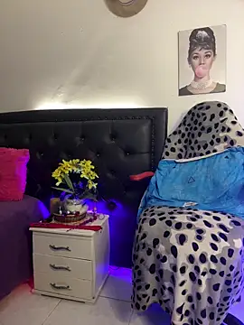 Snapshot of lonely_shewolf chatting on December 15, 4:00 pm lonely shewolf online show from December 15, 4:00 pm