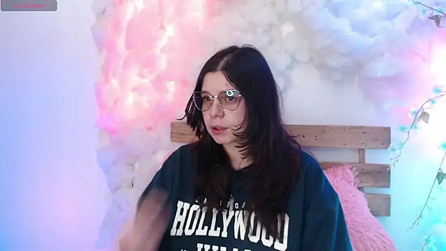 Snapshot of Mey_moon chatting on February 5, 12:10 am Mey moon online show from February 5, 12:10 am