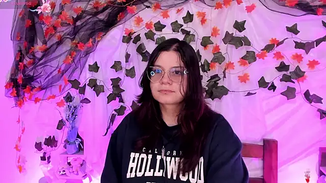 Snapshot of Mey_moon chatting on February 8, 4:47 pm Mey moon online show from February 8, 4:47 pm