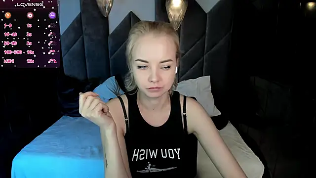 Snapshot of StephanieSweety chatting on February 5, 11:44 am StephanieSweety online show from February 5, 11:44 am