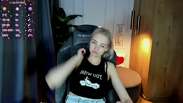 Snapshot of StephanieSweety chatting on March 7, 8:56 am StephanieSweety online show from March 7, 8:56 am