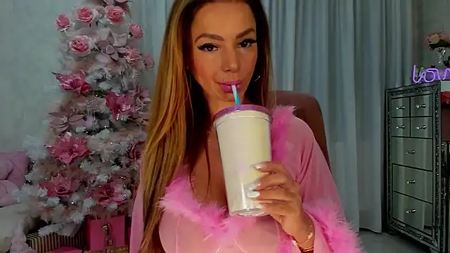 Snapshot of SeductiveButterfly chatting on December 6, 12:23 am SeductiveButterfly online show from December 6, 12:23 am