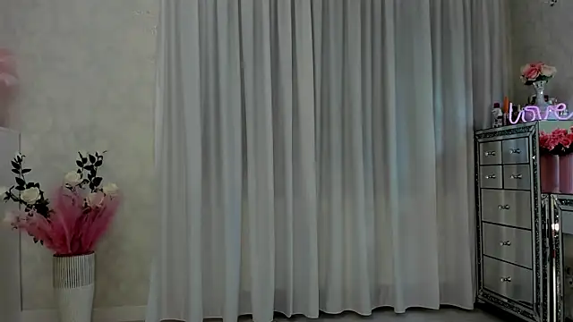 Snapshot of SeductiveButterfly chatting on March 7, 2:25 am SeductiveButterfly online show from March 7, 2:25 am