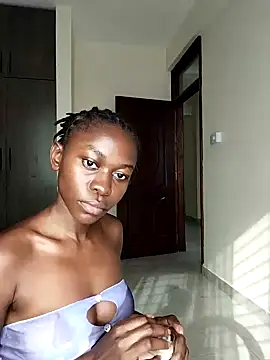 Snapshot of queen_heather chatting on January 7, 5:43 am queen heather online show from January 7, 5:43 am