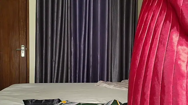 Snapshot of queen_heather chatting on October 14, 10:54 pm queen heather online show from October 14, 10:54 pm