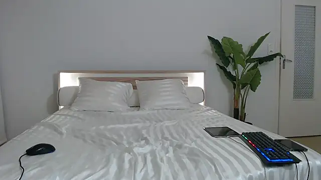 Crystal-dreamt online show from March 11, 10:51 am