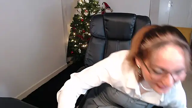 Crystal-dreamt online show from November 14, 9:19 am