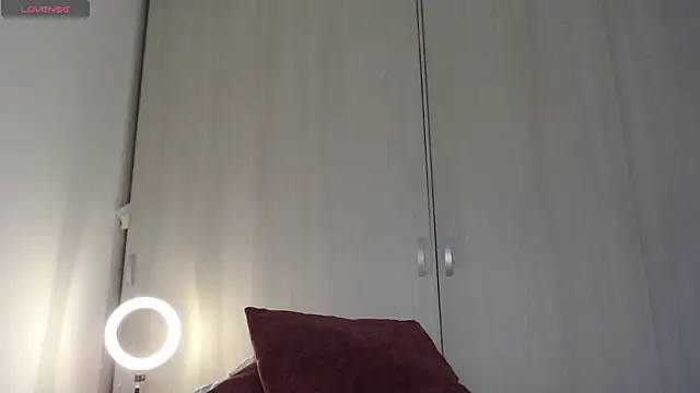 Snapshot of cristal_sexybody chatting on December 4, 8:28 pm cristal sexybody online show from December 4, 8:28 pm