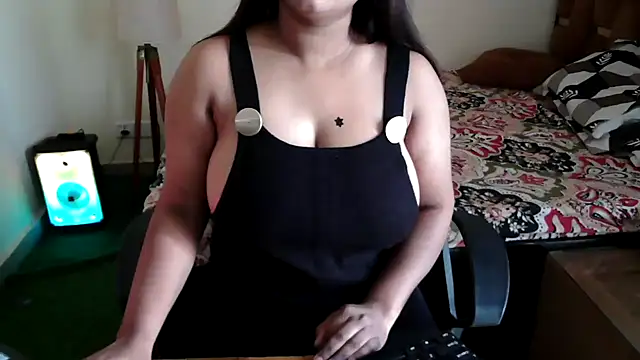 Snapshot of shivi_moto chatting on January 8, 6:20 am shivi moto online show from January 8, 6:20 am