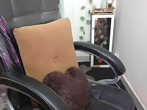 Snapshot of shivi_moto chatting on November 21, 4:44 am shivi moto online show from November 21, 4:44 am