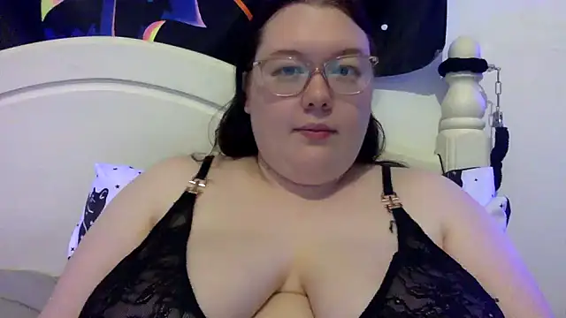 Snapshot of Sexycurvyemilyy chatting on September 20, 10:00 pm Sexycurvyemilyy online show from September 20, 10:00 pm