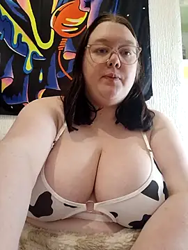 Sexycurvyemilyy online show from April 11, 8:02 pm