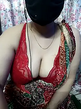 Snapshot of Sexybomb33 chatting on December 29, 1:13 am Sexybomb33 online show from December 29, 1:13 am