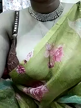 Snapshot of Sexybomb33 chatting on January 26, 6:37 pm Sexybomb33 online show from January 26, 6:37 pm