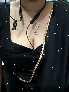 Snapshot of Sexybomb33 chatting on January 28, 8:04 pm Sexybomb33 online show from January 28, 8:04 pm