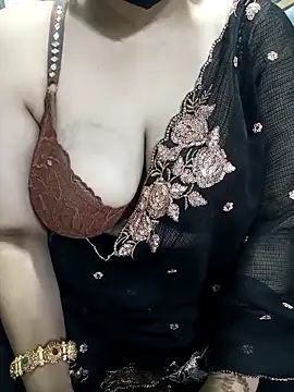 Snapshot of Sexybomb33 chatting on February 14, 6:29 pm Sexybomb33 online show from February 14, 6:29 pm