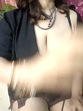 Snapshot of Sexybomb33 chatting on March 6, 7:43 pm Sexybomb33 online show from March 6, 7:43 pm