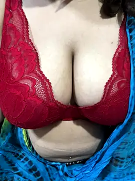 Snapshot of Sexybomb33 chatting on October 14, 9:37 pm Sexybomb33 online show from October 14, 9:37 pm