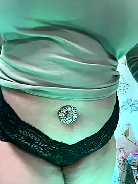 Snapshot of Sexybomb33 chatting on December 19, 8:27 pm Sexybomb33 online show from December 19, 8:27 pm