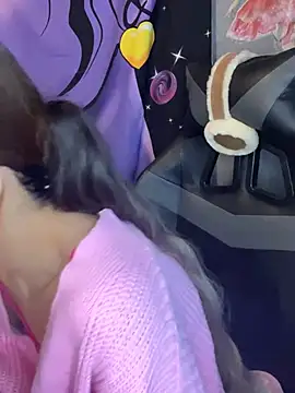 Snapshot of LaPetitechienne1 chatting on December 22, 1:33 pm LaPetitechienne1 online show from December 22, 1:33 pm