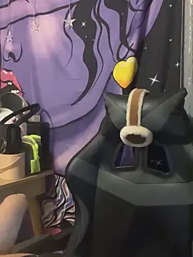 Snapshot of LaPetitechienne1 chatting on December 27, 10:16 pm LaPetitechienne1 online show from December 27, 10:16 pm