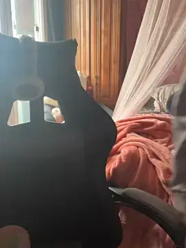 Snapshot of LaPetitechienne1 chatting on February 4, 8:24 am LaPetitechienne1 online show from February 4, 8:24 am