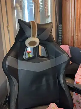 Snapshot of LaPetitechienne1 chatting on February 4, 4:08 pm LaPetitechienne1 online show from February 4, 4:08 pm