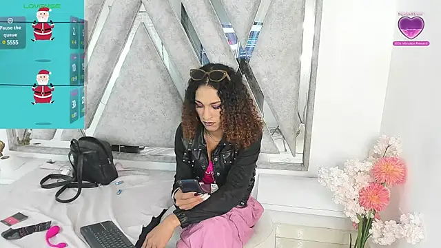 Snapshot of StefanyMiler chatting on December 19, 7:18 am StefanyMiler online show from December 19, 7:18 am