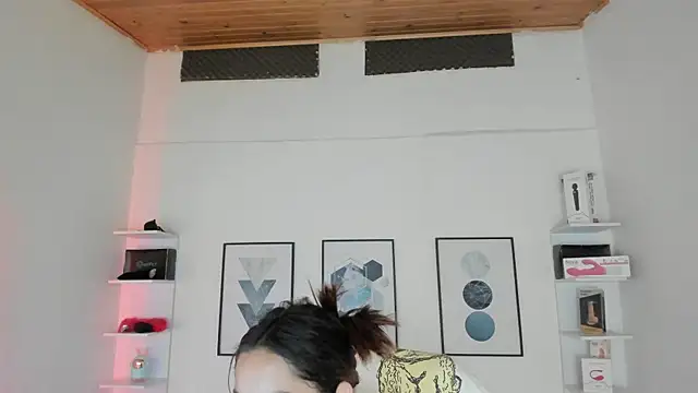 Snapshot of cristal__hot_1 chatting on February 3, 4:04 am cristal hot 1 online show from February 3, 4:04 am