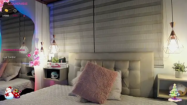 Snapshot of cristal__hot_1 chatting on November 25, 4:56 am cristal hot 1 online show from November 25, 4:56 am