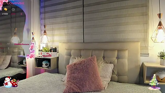 Snapshot of cristal__hot_1 chatting on December 16, 5:01 am cristal hot 1 online show from December 16, 5:01 am