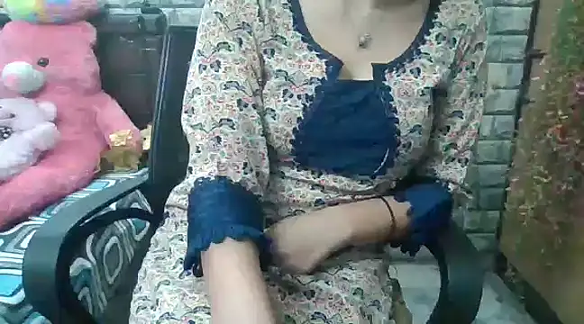 Snapshot of Sexy_iknoor chatting on February 6, 4:31 am Sexy iknoor online show from February 6, 4:31 am