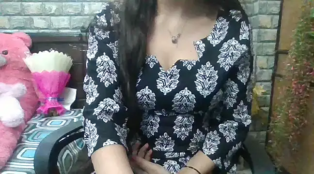 Snapshot of Sexy_iknoor chatting on February 13, 4:43 am Sexy iknoor online show from February 13, 4:43 am