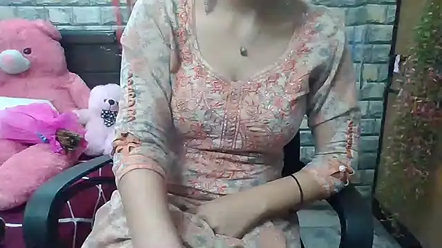 Snapshot of Sexy_iknoor chatting on February 16, 5:04 am Sexy iknoor online show from February 16, 5:04 am