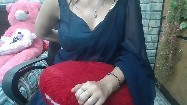 Snapshot of Sexy_iknoor chatting on March 13, 10:47 am Sexy iknoor online show from March 13, 10:47 am