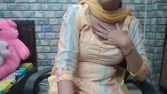 Snapshot of Sexy_iknoor chatting on November 4, 4:33 am Sexy iknoor online show from November 4, 4:33 am