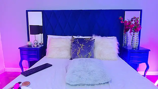 Margaret Saunders online show from February 12, 10:15 pm